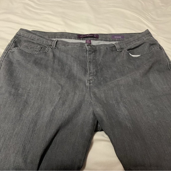 Gray Denim Jeans Gloria Vanderbilt
Size 18W
Gently worn dresses being - Picture 4 of 5